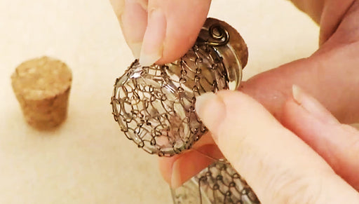 How to Make Wire Netting Around a Bottle