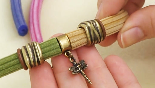 How to use the Charm Holder Connector Bar for Regaliz Corduroy Rubber